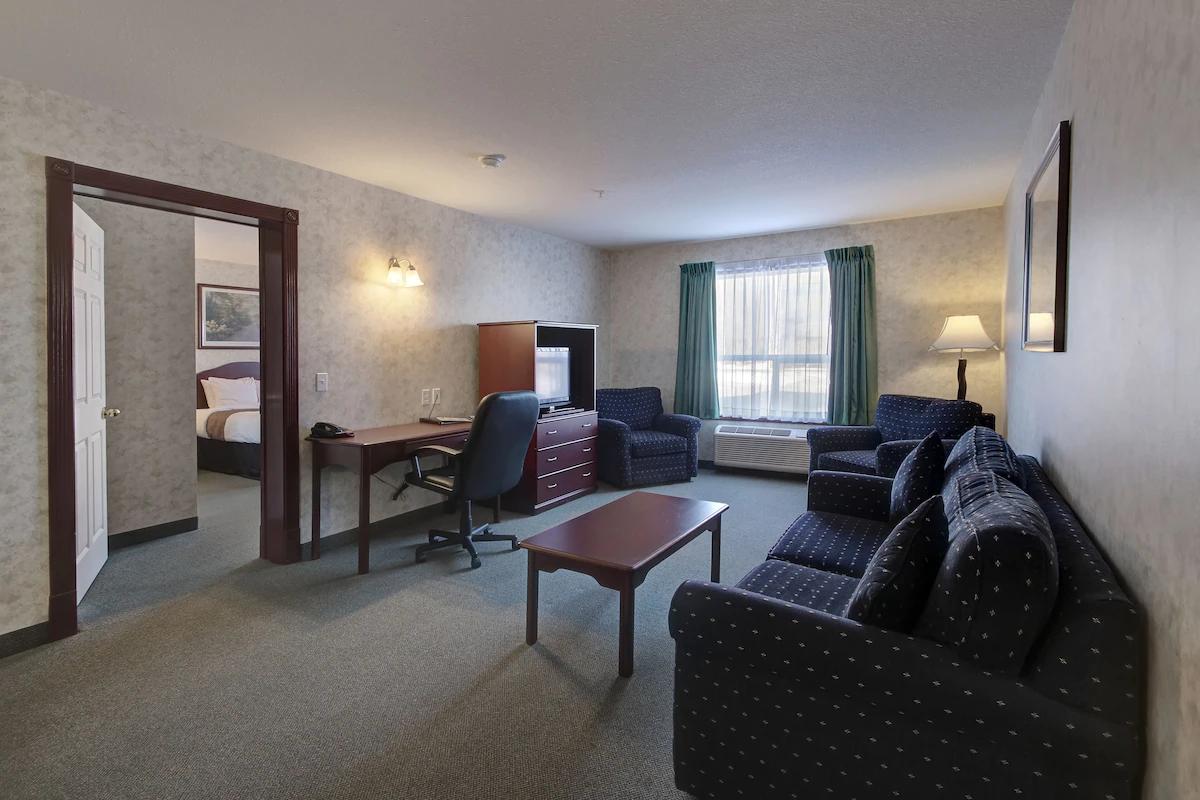 Ramada By Wyndham Nisku Edmonton Airport Hotel Exterior foto